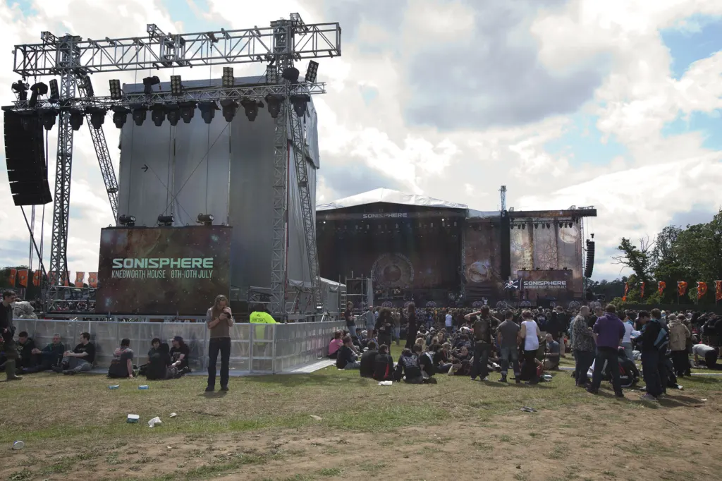 Festivalgoers and atmosphere at Sonisphere 2011